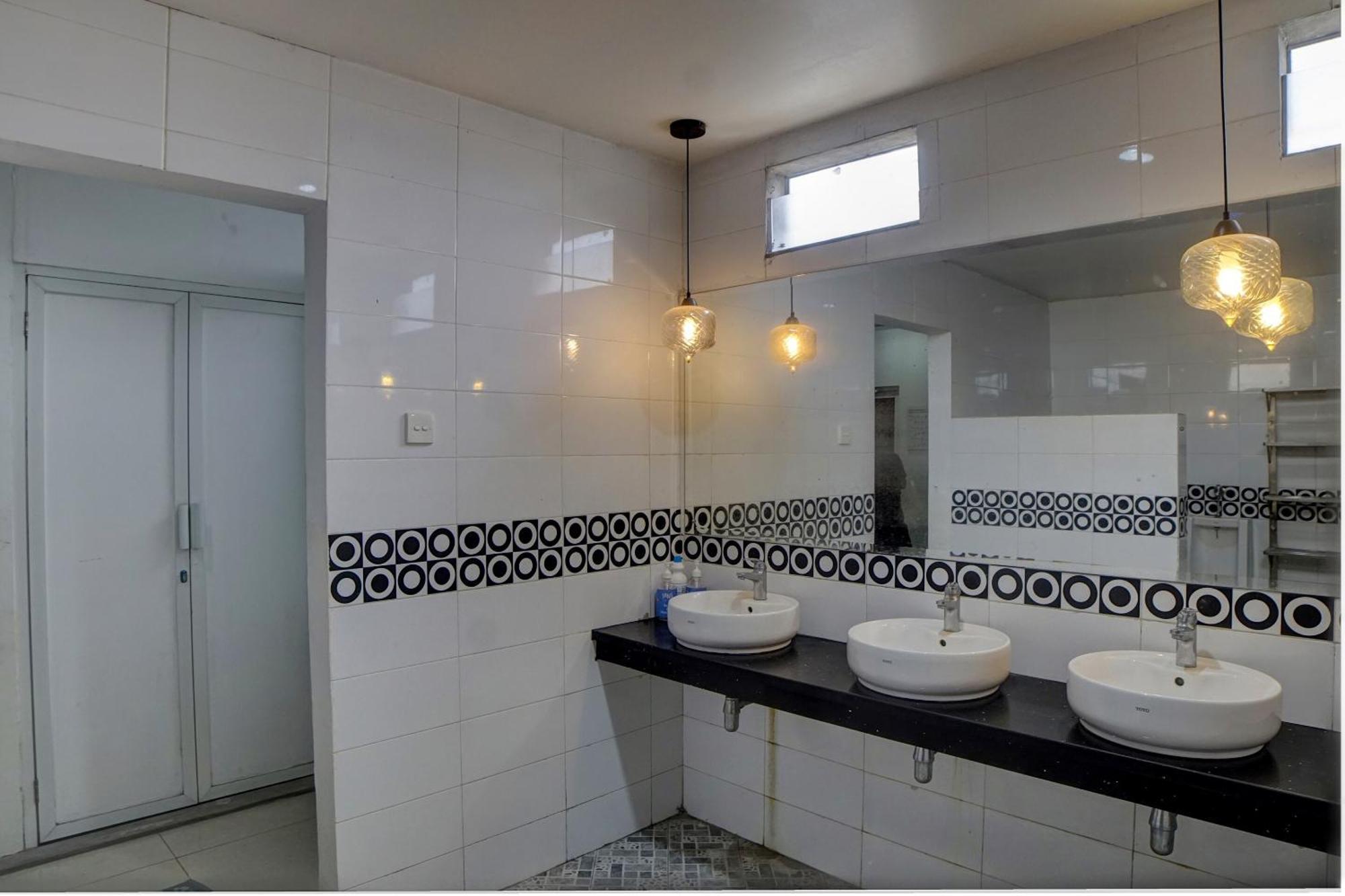 Spot On 92822 Finest House Near Amplas Bus Terminal ميدان المظهر الخارجي الصورة