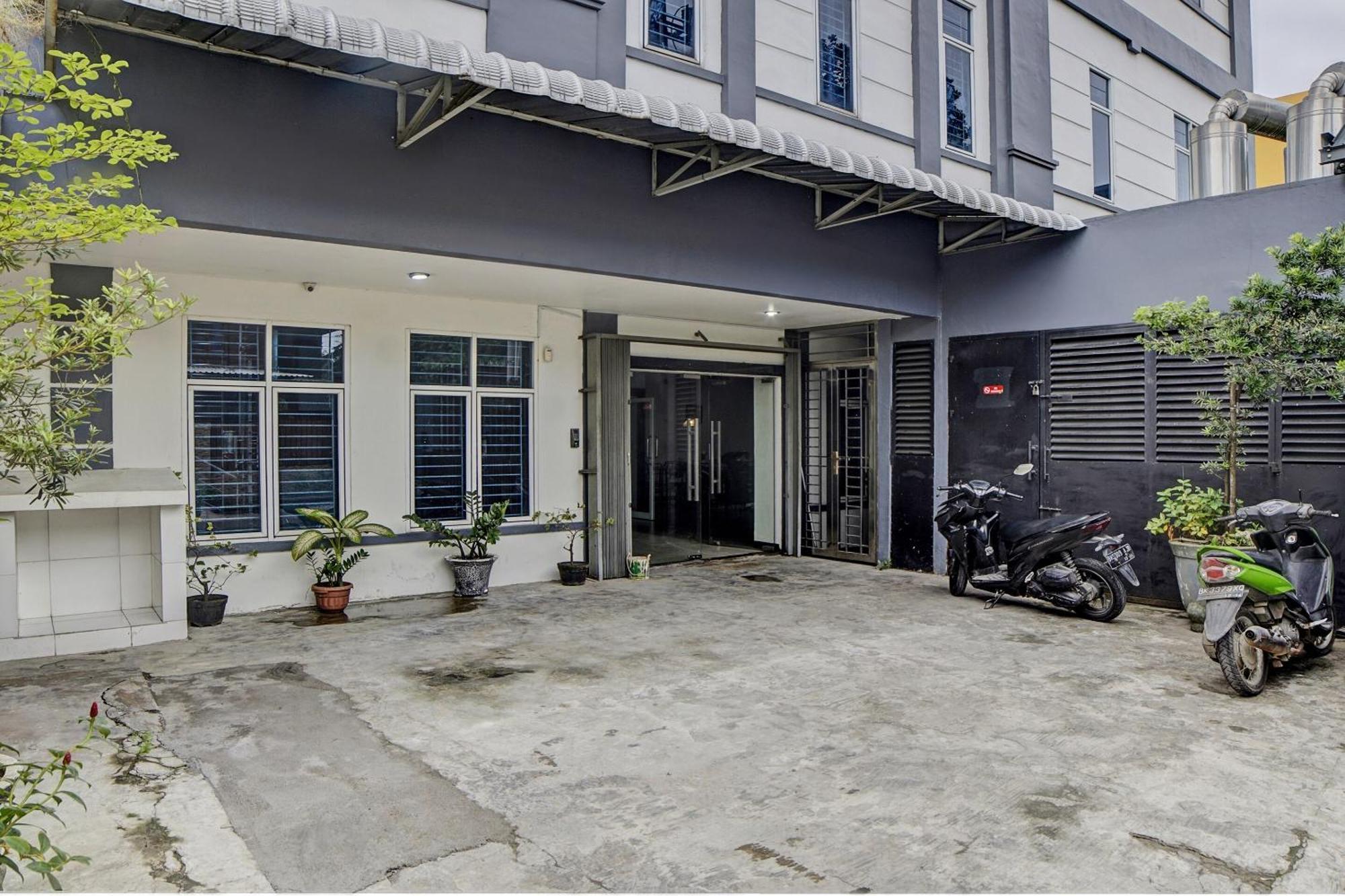 Spot On 92822 Finest House Near Amplas Bus Terminal ميدان المظهر الخارجي الصورة